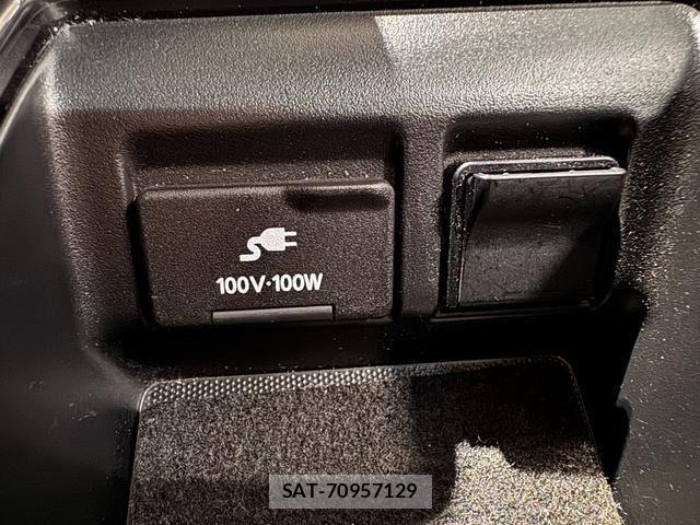 Nissan ELGRAND 2017-06 6243815-23