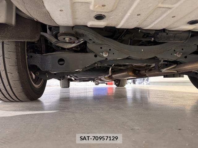 Nissan ELGRAND 2017-06 6243815-28