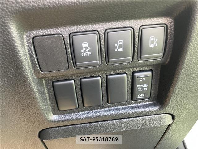 Nissan ELGRAND 2016-11 6641522-23