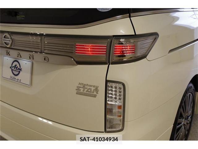 Nissan ELGRAND 2017-08 6671218-29
