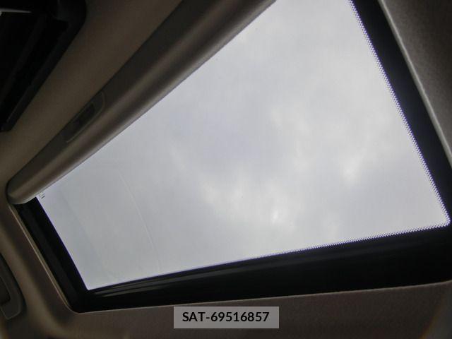 Nissan ELGRAND 2016-02 6675854-14