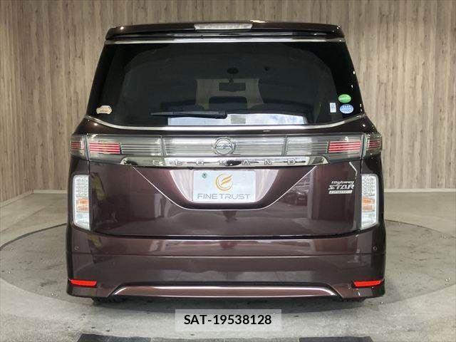 Nissan ELGRAND 2015-03 6682651-18