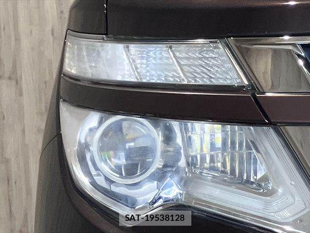 Nissan ELGRAND 2015-03 6682651-24