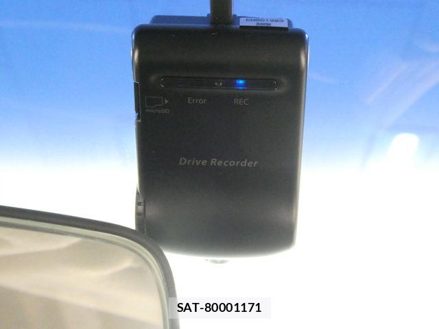 Nissan ELGRAND 2016-06 7020409-24
