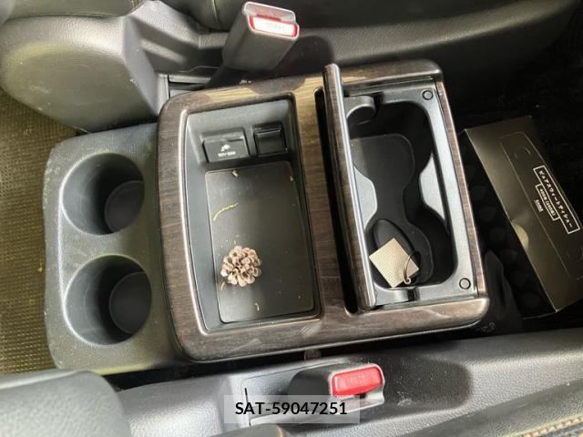 Nissan ELGRAND 2011-09 7058409-25