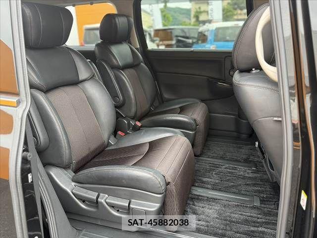 Nissan ELGRAND 2017-08 7058401-19