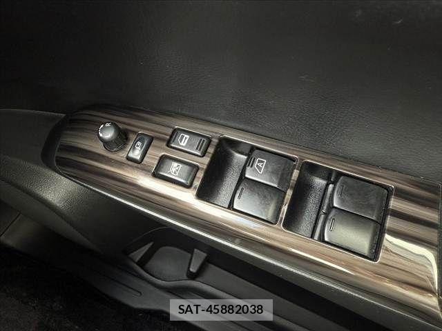 Nissan ELGRAND 2017-08 7058401-21