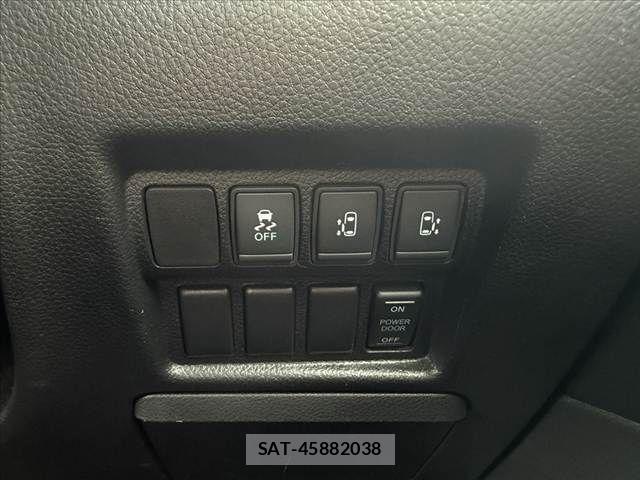 Nissan ELGRAND 2017-08 7058401-22