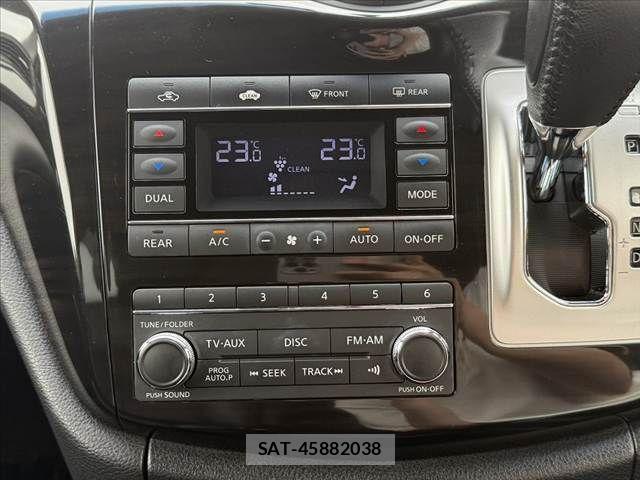 Nissan ELGRAND 2017-08 7058401-26