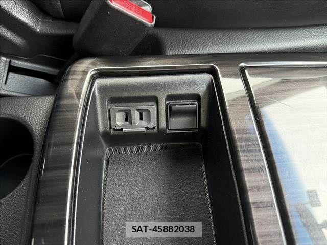 Nissan ELGRAND 2017-08 7058401-29