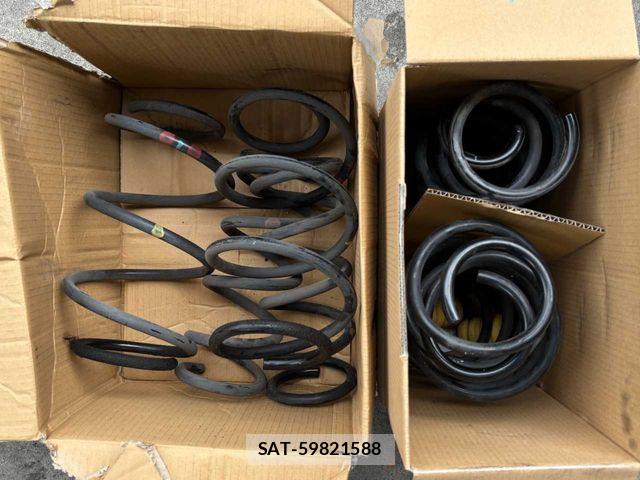 Nissan ELGRAND 2013-10 7058404-3