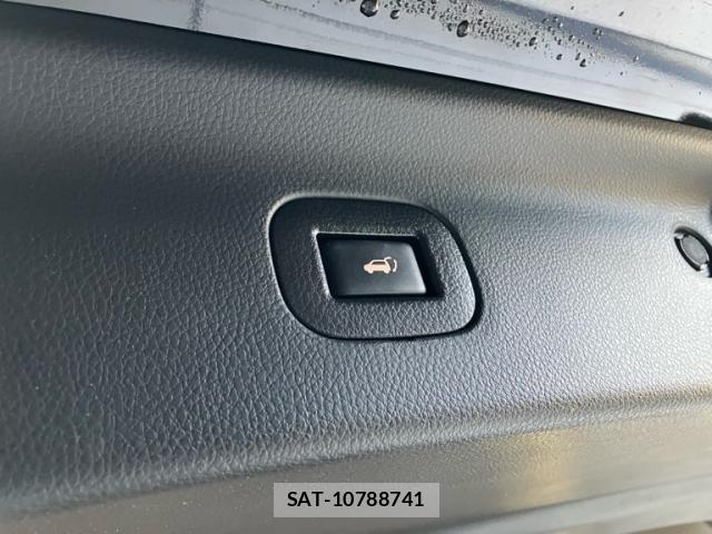 Nissan ELGRAND 2018-08 7218095-14