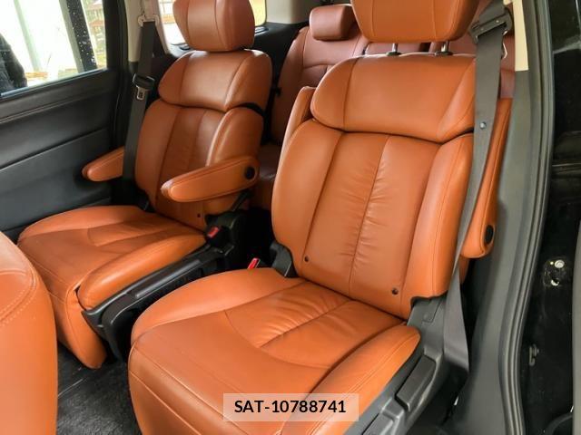 Nissan ELGRAND 2018-08 7218095-15