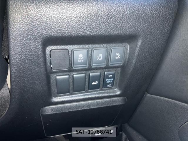 Nissan ELGRAND 2018-08 7218095-18