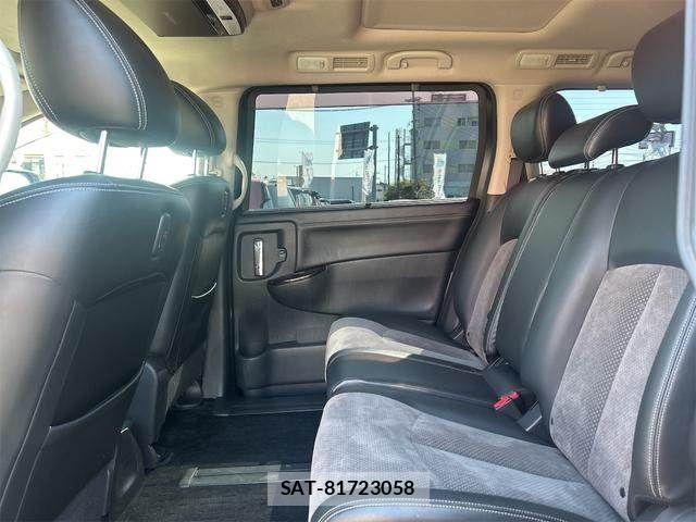 Nissan ELGRAND 2010-11 7218064-17