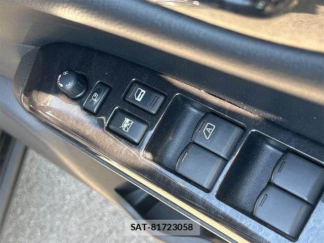 Nissan ELGRAND 2010-11 7218064-21