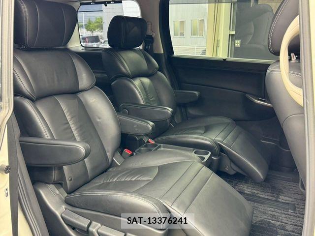 Nissan ELGRAND 2019-01 7218094-18