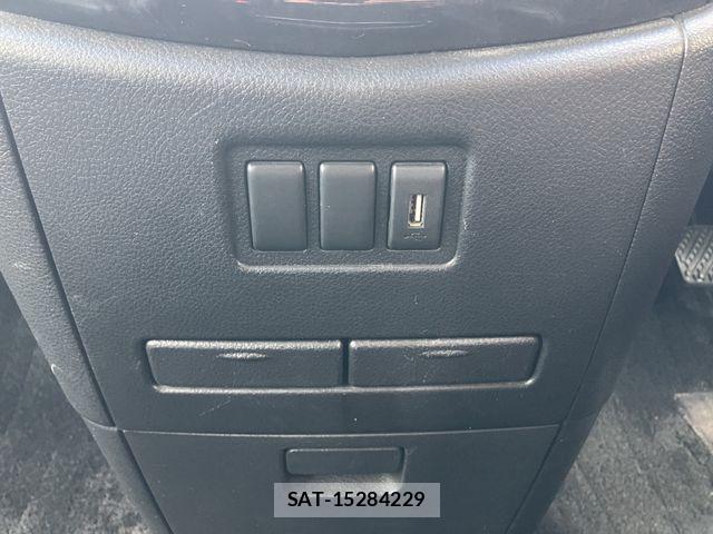 Nissan ELGRAND 2012-02 7218082-16