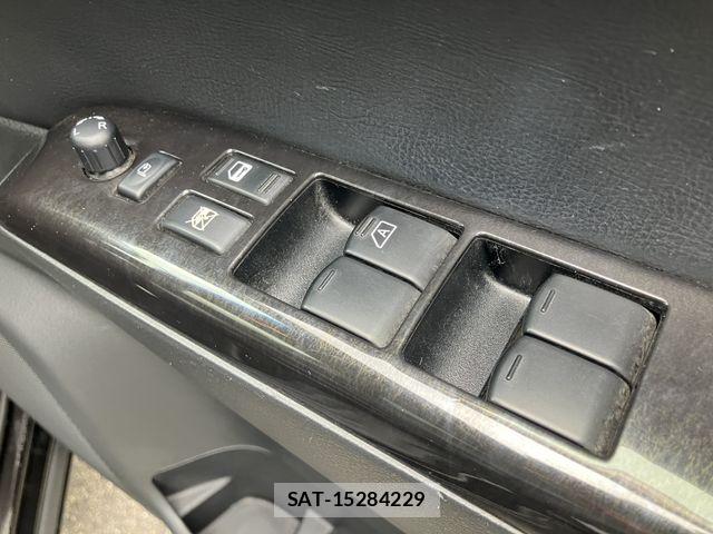 Nissan ELGRAND 2012-02 7218082-17