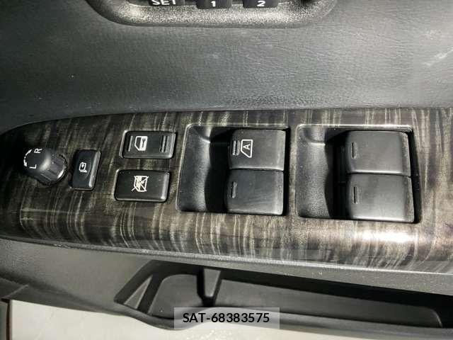 Nissan ELGRAND 2018-03 7271853-14