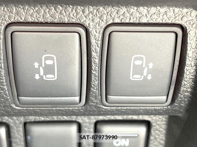 Nissan ELGRAND 2017-06 7616388-5