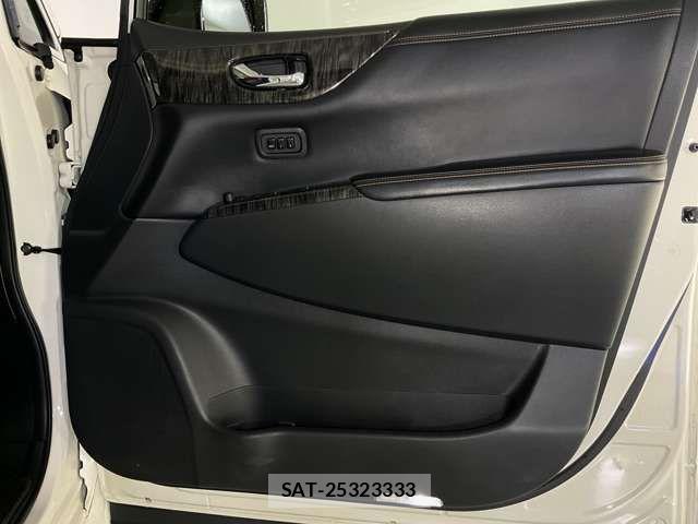 Nissan ELGRAND 2018-04 7616385-13