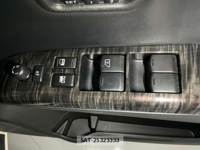 Nissan ELGRAND 2018-04 7616385-14