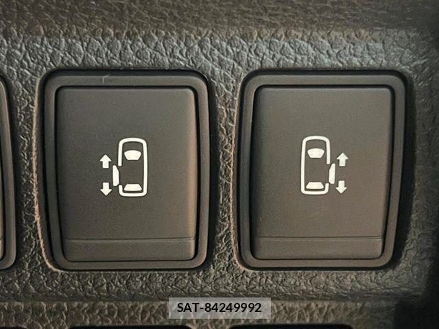 Nissan ELGRAND 2017-02 8335714-4