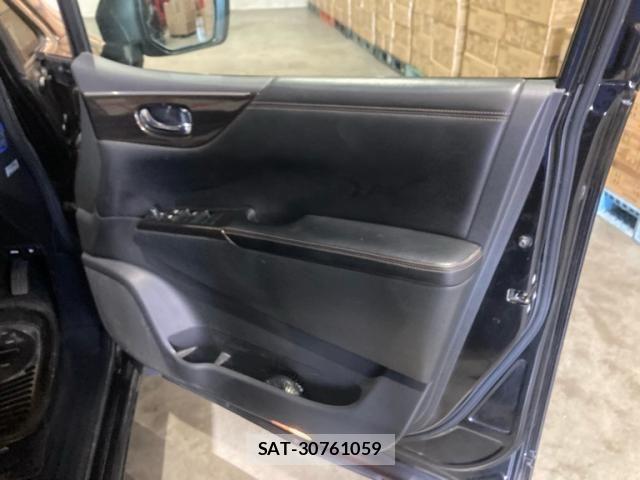 Nissan ELGRAND 2011-10 8365756-12