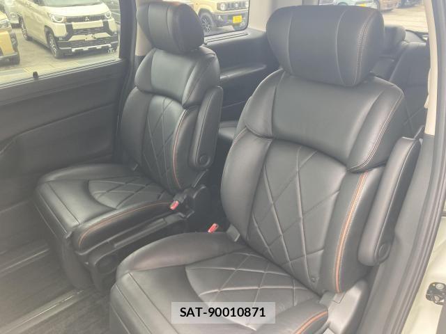Nissan ELGRAND 2018-04 8741905-26