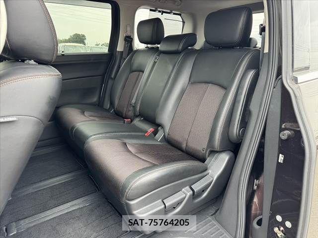 Nissan ELGRAND 2019-10 8741915-17