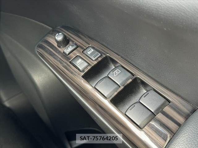 Nissan ELGRAND 2019-10 8741915-25