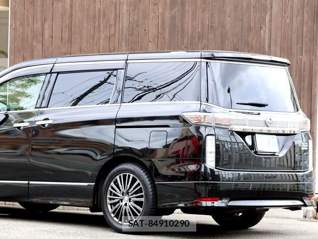 Nissan ELGRAND 2016-10 8741917-13