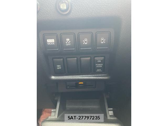 Nissan ELGRAND 2010-08 8741924-12