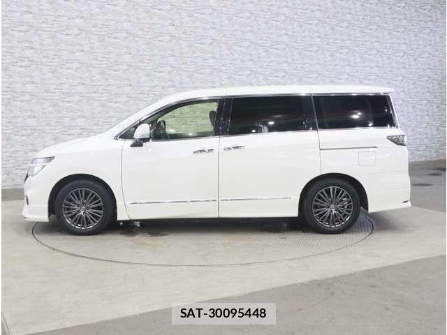 Nissan ELGRAND 2017-07 8780099-12