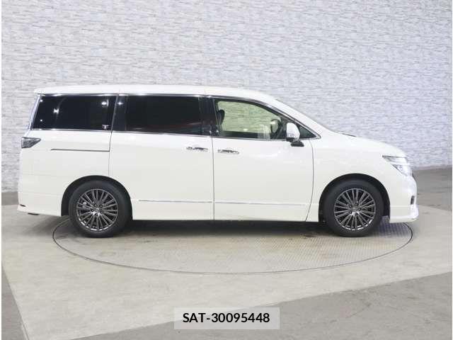 Nissan ELGRAND 2017-07 8780099-13