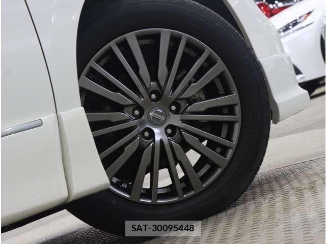 Nissan ELGRAND 2017-07 8780099-18