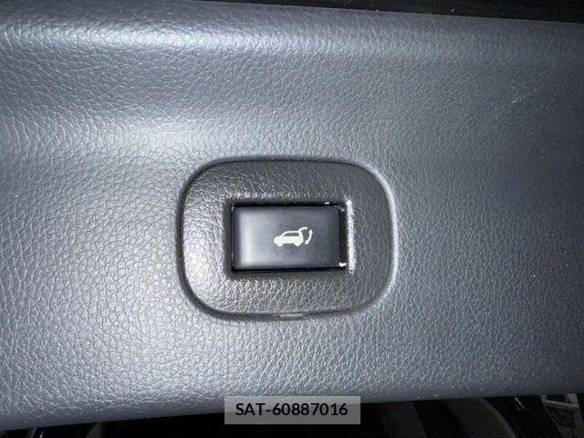 Nissan ELGRAND 2017-08 8795872-11