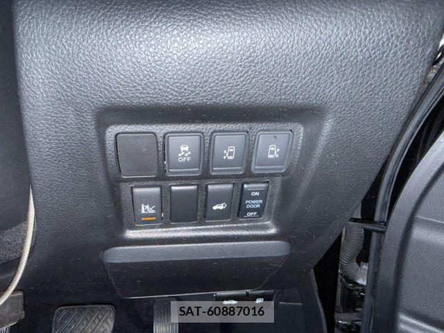 Nissan ELGRAND 2017-08 8795872-21