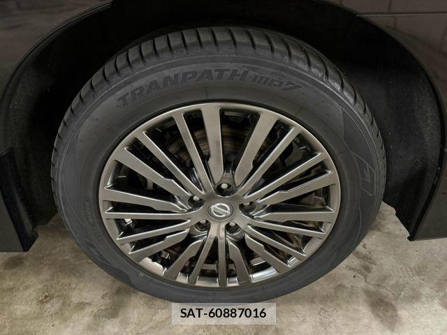Nissan ELGRAND 2017-08 8795872-24