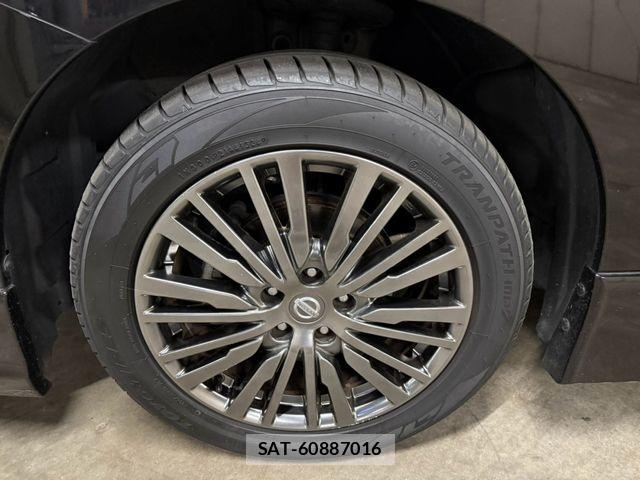 Nissan ELGRAND 2017-08 8795872-25