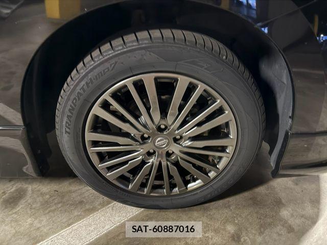 Nissan ELGRAND 2017-08 8795872-26