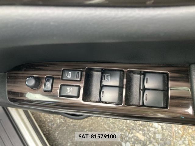 Nissan ELGRAND 2015-02 8795874-21