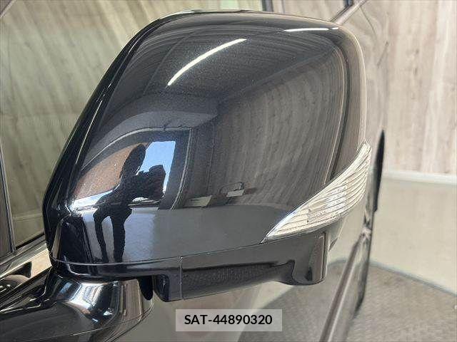Nissan ELGRAND 2022-12 8828889-25