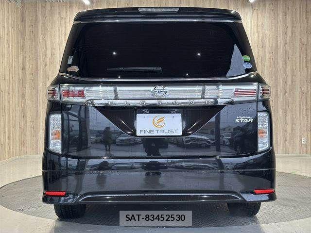 Nissan ELGRAND 2015-08 8828903-18