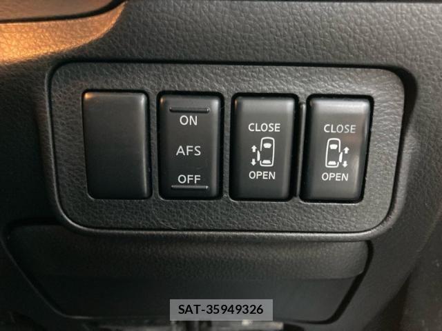 Nissan ELGRAND 2010-02 8848886-17