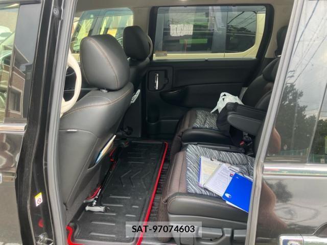 Nissan ELGRAND 2018-09 8848879-12