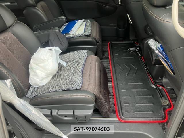 Nissan ELGRAND 2018-09 8848879-15