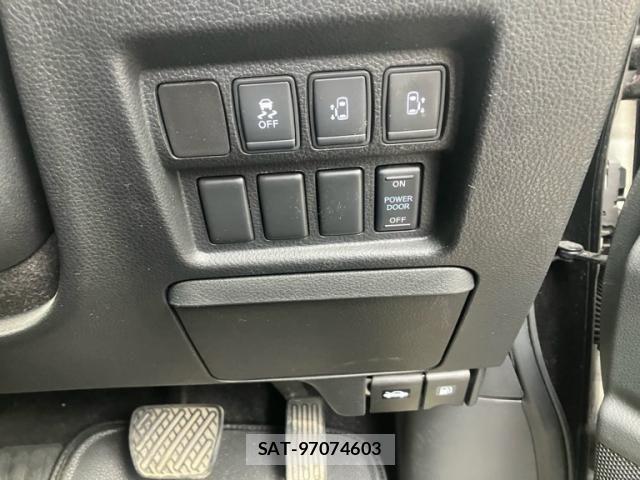 Nissan ELGRAND 2018-09 8848879-22