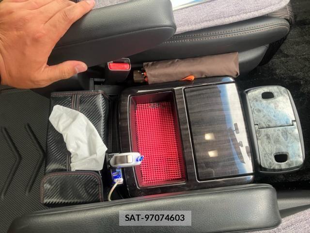 Nissan ELGRAND 2018-09 8848879-25